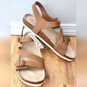 Btrue baretraps Tan Sandals (NWT)